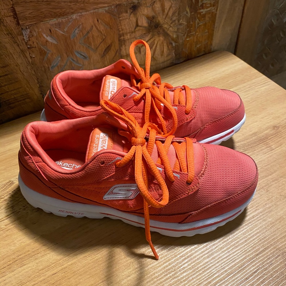 Sketchers Go Walk